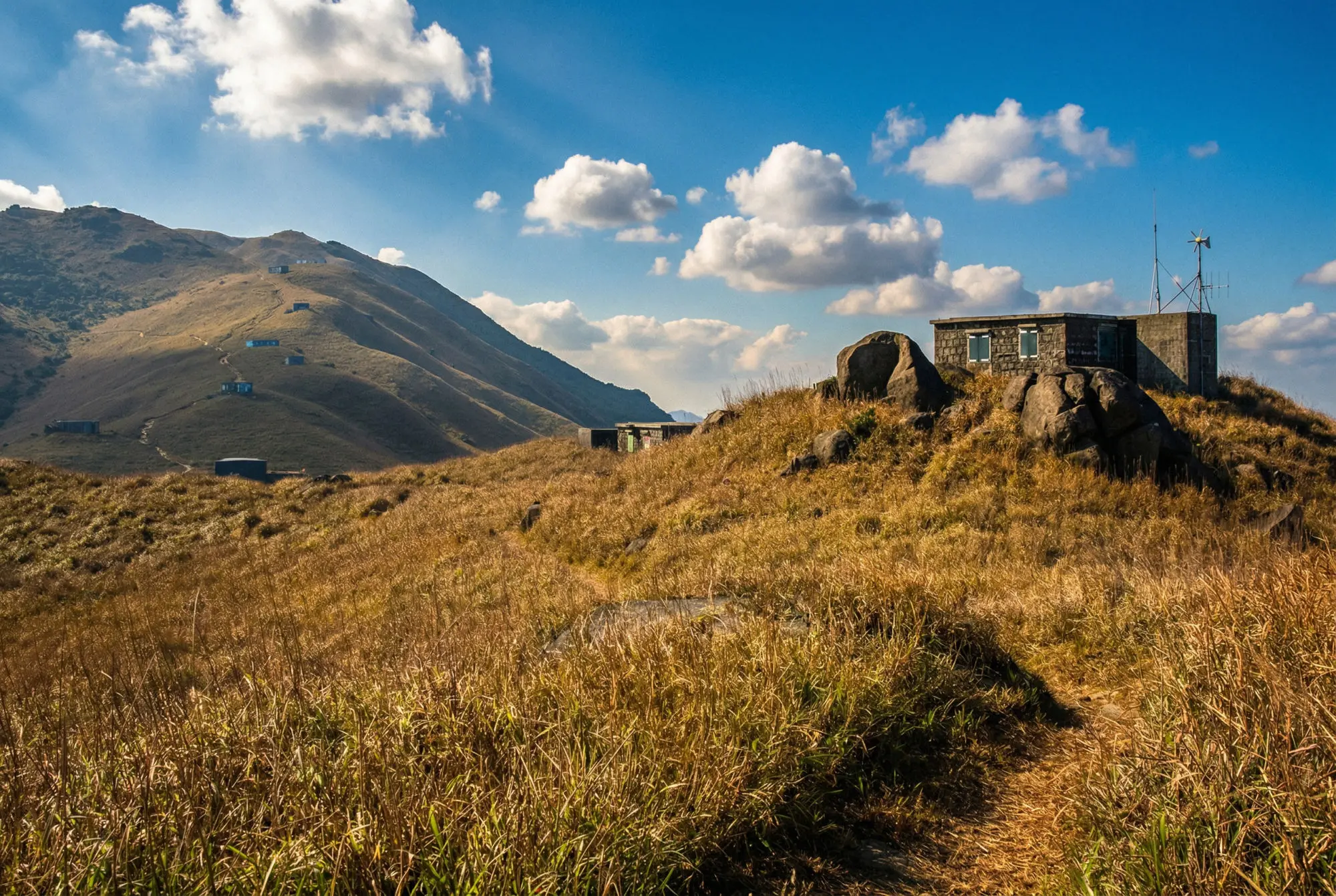 路線包括龍仔悟園，昂坪棧道，貝澳，南大嶼郊遊徑，大東山，花瓶頂，黃龍石澗，鳳凰山，虎山，東澳古道。