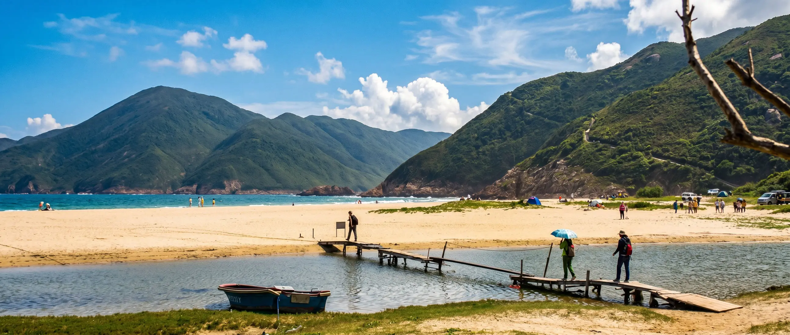 鹹田灣Ham Tin Wan特色獨木橋，橫跨河口連接沙灘兩岸